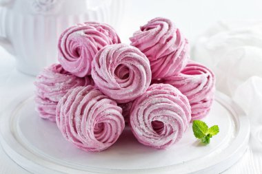 Tabakta ev yapımı elma şekerlemesi..