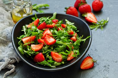 Roka, çilek ve badem ile taze salata. Seçici odak.