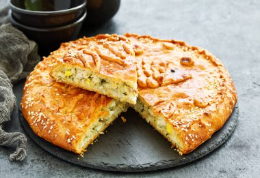 lezzetli balık köftesi, gri bir arka plan üzerine bir parça.