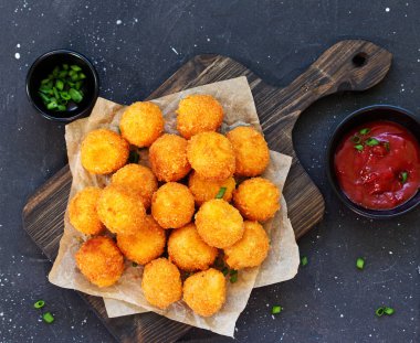 domates soslu peynirli cips.