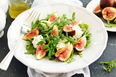 İncirli salata ve mozzarella..