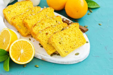 Tohum ve portakal kabuğu ile ev yapımı kabak ekmek.