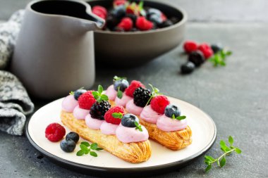 Çilekli ve meyveli ev yapımı ekler. - Evet. Hamur işi.