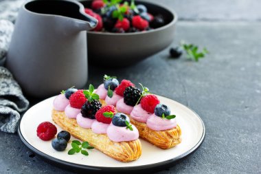 Çilekli ve meyveli ev yapımı ekler. - Evet. Hamur işi.