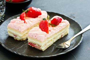 Çilekli kek. koyu arka plan.