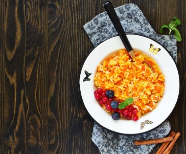 Karamelli ve fındıklı çikolatalı pasta..