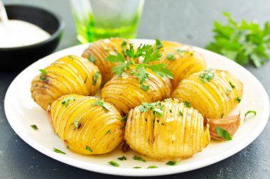 Maydanozlu fırında patates akordeonu.