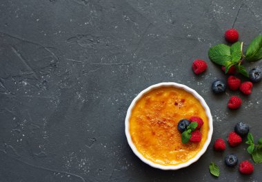 Creme brulee. Karamelli ve dutlu tatlı..