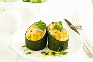 Pirinç ve sebzeyle doldurulmuş kabak..