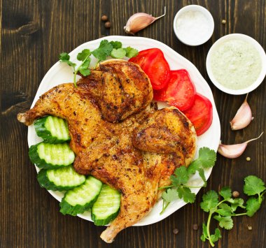 Sebzeli ve fıstık soslu Tapak rostosu. Yukarıdan ateş ediliyor.