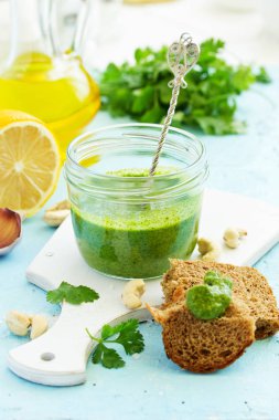 Kişniş soslu vinaigrette. Seçici odak