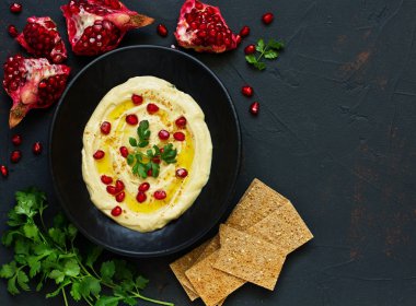 Geleneksel Humus, nar ve tahıl somun ile. seçici odak.