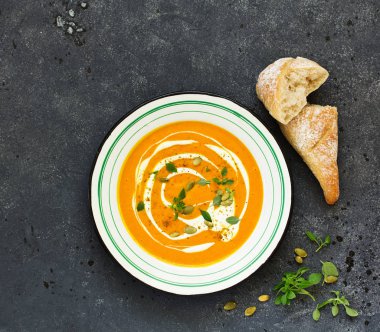 Ekmek hamurunda ev yapımı ekmek.