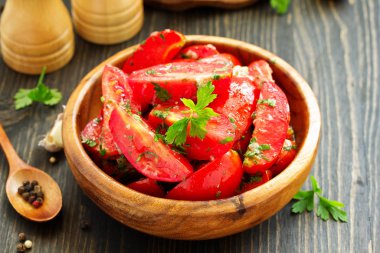 Meze tuzlu domates sarımsak ve otlar ile.