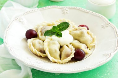 Kirazlı börek. Ukrayna ve Belarus mutfağı.