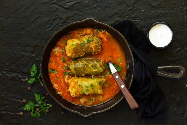 Lahana ve lahana dolması ile Ukrayna geleneksel yemeği. Seçici odak.