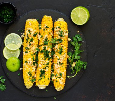 Meksika baharatlı haşlanmış mısır, tereyağı, kişniş.