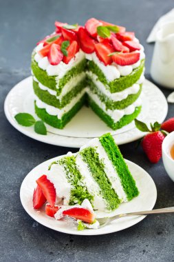 Ispanaklı, kremalı ve çilekli kek. Sevgililer Günü.