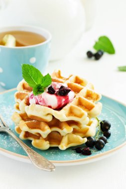 Frenk üzümlü ev yapımı waffle 'lar. Beyaz arkaplan.