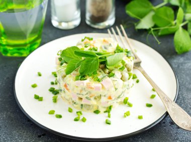 Geleneksel Rus salatası Olivier sebzeli ve sosisli.