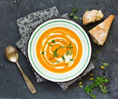 Karamelli ve fındıklı çikolatalı pasta..