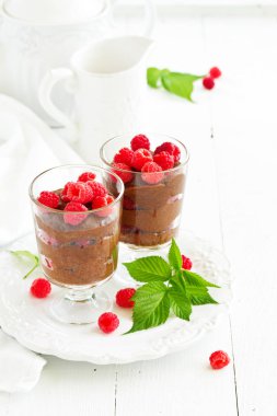 Çikolata mousse ile ahududu. Seçici odak.