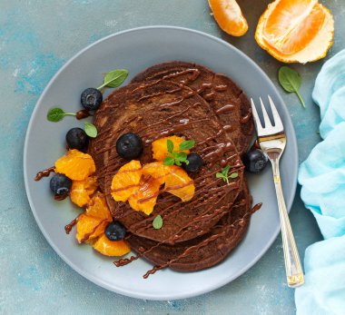 Portakallı, yaban mersinli ve çikolata soslu çikolatalı gözleme..
