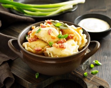 köfte patates soğan ve domuz pastırması sos ile. Varenyky, vareniki, pierogi, pyrohy.