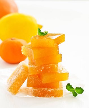 Turunçgil, zencefil ve baharattan marmelat. Evim güzel evim. Seçici odak.