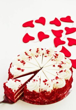 lezzetli kırmızı kadife kek bir plaka üzerinde bir parça.