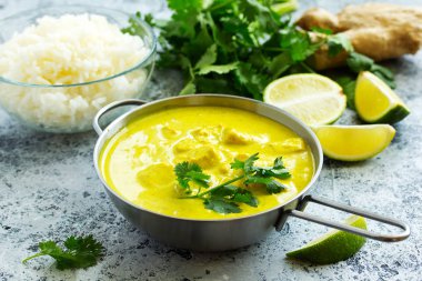 Sarı köri tavuk ve pirinç. Asya mutfağı.