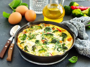 Sebzeli ve brokolili frittata. Yukarıdan bak. Seçici odak.
