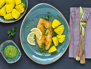 Kızarmış parça balık haşlanmış genç patates ile.