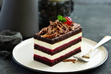 Kara orman kirazlı çikolatalı pasta..