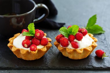 Kremalı yaban çilekli turtalar. Lezzetli yaz meyveli mini tartlar.