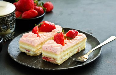 Çilekli kek. koyu arka plan.