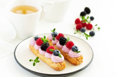 Çilekli ve meyveli ev yapımı ekler. - Evet. Hamur işi.