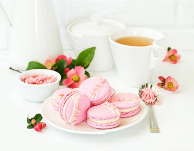 Fransız pasta makaron. Kalp şekli. Sevgililer günü. Seçici odak