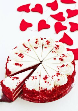 lezzetli kırmızı kadife kek bir plaka üzerinde bir parça.