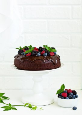 Sır ve taze çilek ile çikolatalı kek