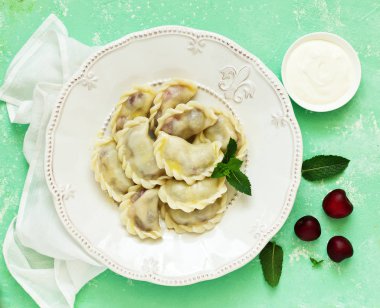 Kirazlı börek. Ukrayna ve Belarus mutfağı.