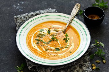 Avokado soslu fırında pişirilmiş balkabağı dilimleri. yukarıdan çekim.