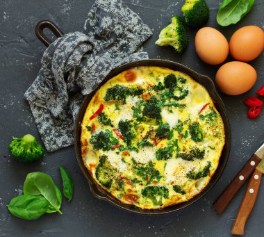Sebzeli ve brokolili frittata. Yukarıdan bak. Seçici odak.