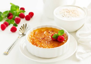 Creme brulee. Karamelli ve dutlu tatlı..