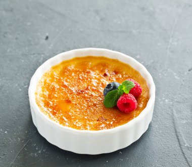 Creme brulee. Karamelli ve dutlu tatlı..
