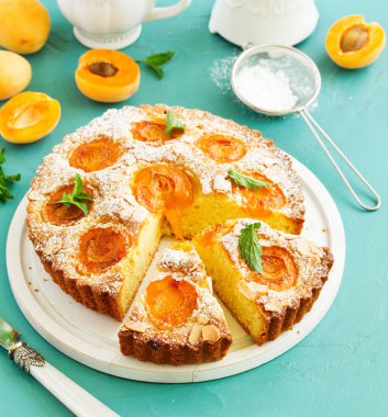 Kayısı ve badem ile Bisküvi pasta.