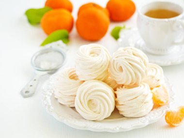 Lezzetli ev yapımı şekerlemeler ve baharatlı portakallar..