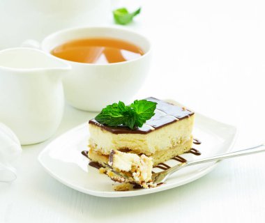 Bir parçası cheesecake elma doldurma ile.