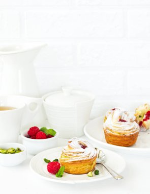 puf böreği ile antep fıstığı ve ahududu.