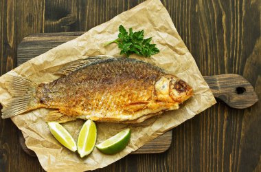 Soğanlı ve beyaz soslu sazan balığı..